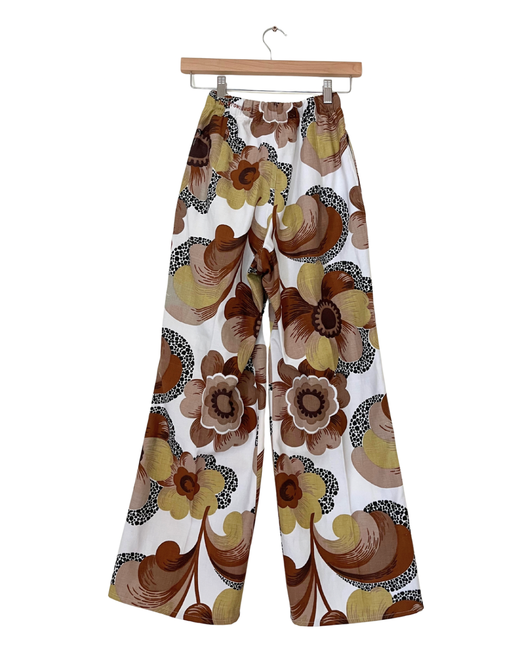 Handmade upcycled wide-leg trousers from vintage curtain fabric with bold 70s floral print in brown, mustard, and cream – sustainable fashion by JB’s.