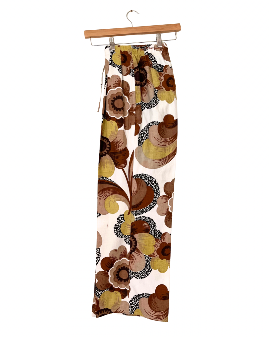Handmade upcycled wide-leg trousers from vintage curtain fabric with bold 70s floral print in brown, mustard, and cream – sustainable fashion by JB’s.