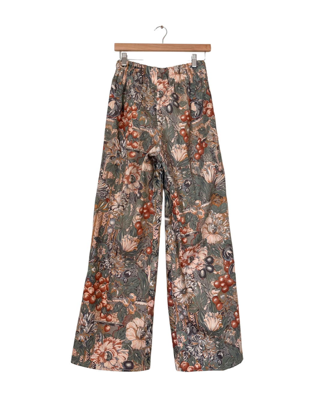 Handmade upcycled wide-leg trousers from vintage curtain fabric with botanical fruit and floral print in earthy tones – sustainable retro fashion by JB’s