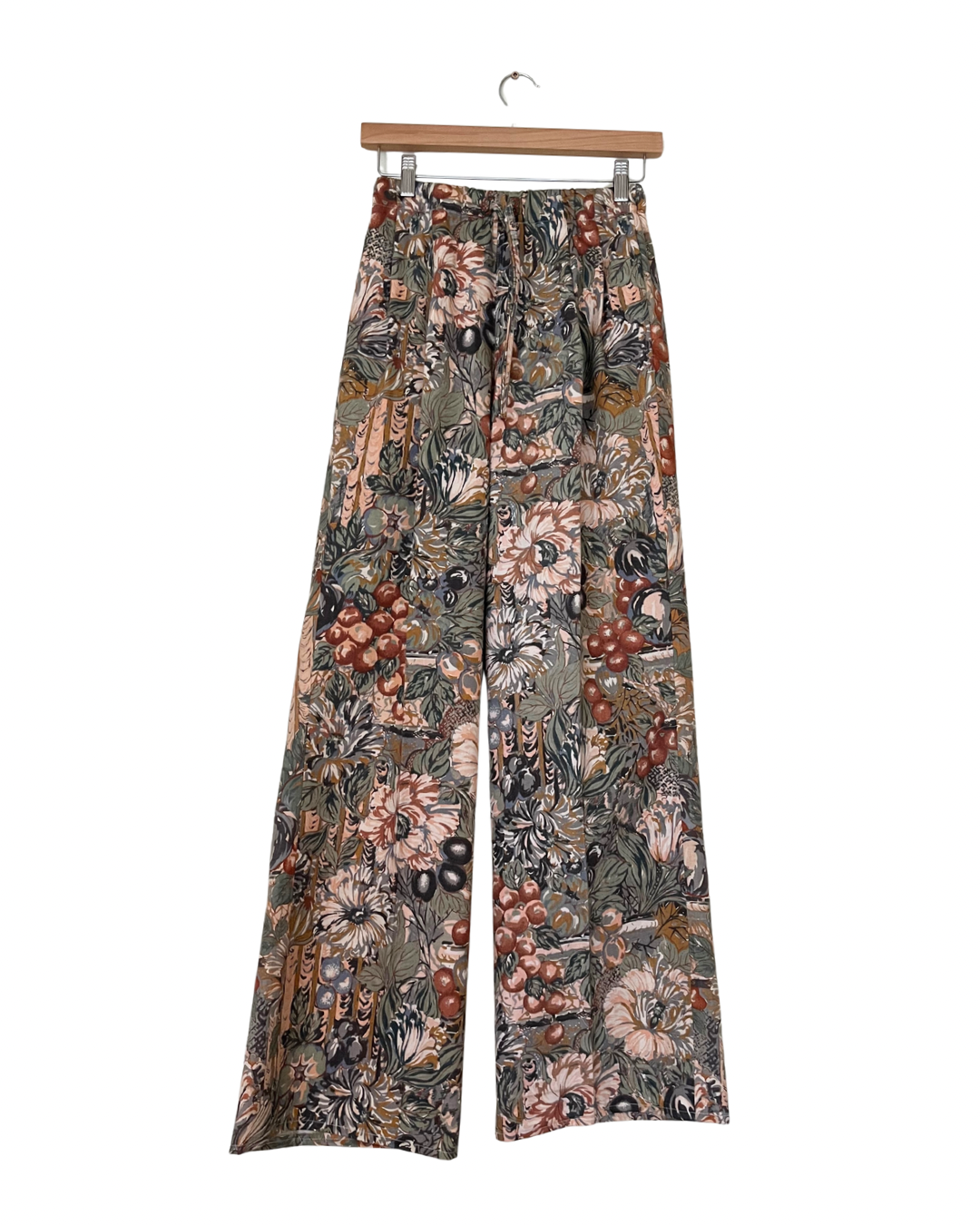 Handmade upcycled wide-leg trousers from vintage curtain fabric with botanical fruit, grapes and floral print in earthy tones – sustainable retro fashion by JB’s