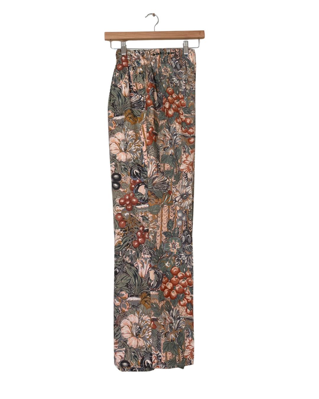 Handmade upcycled wide-leg trousers from vintage curtain fabric with botanical fruit and floral print in earthy tones – sustainable retro fashion by JB’s