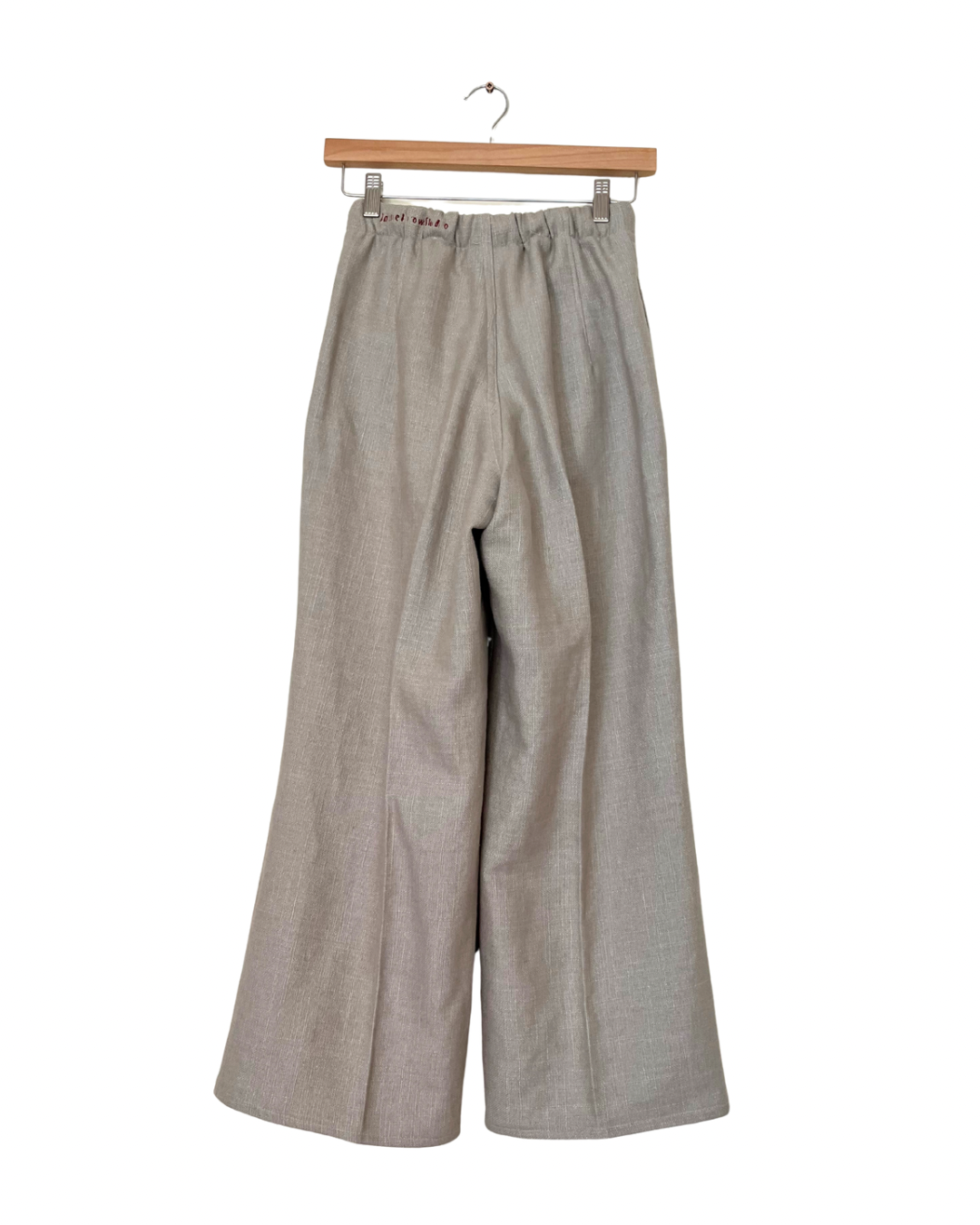 Handmade wide-leg trousers from upcycled grey linen curtain fabric – minimalist sustainable fashion by JB’s.